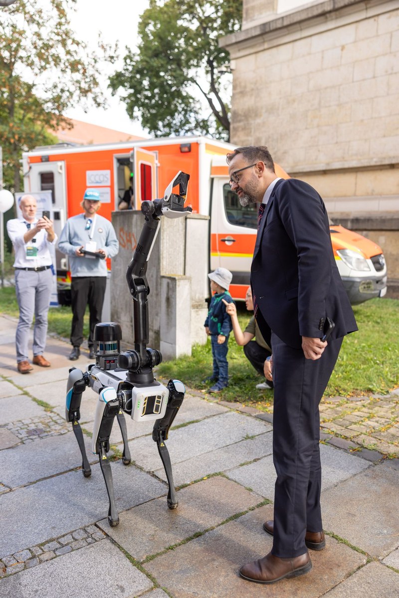 Forschung zum Anfassen, viele Begegnungen und spannende Gespräche: Das war unser Tag beim Offenen Regierungsviertel in Dresden!